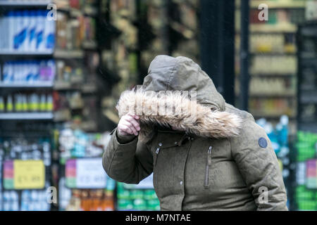 Southport, Merseyside. 12 mars 2018. Météo britannique. Tôt le matin, de fortes averses pleuvent sur les consommateurs comme ils l'abri sous leurs parasols à Southport dans le Merseyside. Une averse de pluie des éclosions se poursuivra cet après-midi, dont certaines seront longues. Quelques éclats lourds avec un risque de Thunder sont possible plus tard dans l'après-midi. Credit : Cernan Elias/Alamy Live News Banque D'Images