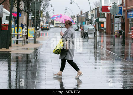 Southport, Merseyside. 12 mars 2018. Météo britannique. Tôt le matin, de fortes averses pleuvent sur les consommateurs comme ils l'abri sous leurs parasols à Southport dans le Merseyside. Une averse de pluie des éclosions se poursuivra cet après-midi, dont certaines seront longues. Quelques éclats lourds avec un risque de Thunder sont possible plus tard dans l'après-midi. Credit : Cernan Elias/Alamy Live News Banque D'Images