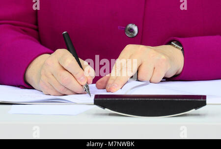 Berlin, Allemagne. 12 mars, 2018. La chancelière allemande, Angela Merkel, de l'Union chrétienne-démocrate (CDU) signe un accord de coalition à la Paul-Loebe-chambre. Photo : Michael Kappeler/dpa dpa : Crédit photo alliance/Alamy Live News Banque D'Images