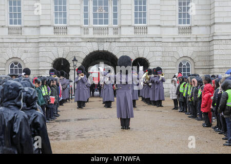 Londres, Royaume-Uni. 12 mars, 2018. Sur Horse Guards Parade à 12 heures, la bande de la Coldstream Guards accompagner 400 membres de la communauté chorale d'enfants dans une célébration musicale de la Journée du Commonwealth en 2018. Crédit : Chris Aubrey/Alamy Live News Banque D'Images
