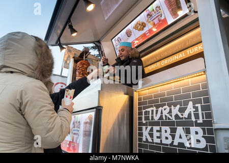 07 février 2018, la Corée du Sud, Pyeongchang : Jeux Olympiques : Un vendeur vend un aliment à doner kebap se tenir près de la sites olympiques. Photo : Peter Kneffel/dpa Banque D'Images