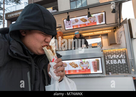 07 février 2018, la Corée du Sud, Pyeongchang : Jeux Olympiques : Un vendeur vend un aliment à doner kebap se tenir près de la sites olympiques. Photo : Peter Kneffel/dpa Banque D'Images