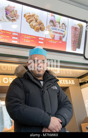 07 février 2018, la Corée du Sud, Pyeongchang : Jeux Olympiques : Un vendeur vend un aliment à doner kebap se tenir près de la sites olympiques. Photo : Peter Kneffel/dpa Banque D'Images