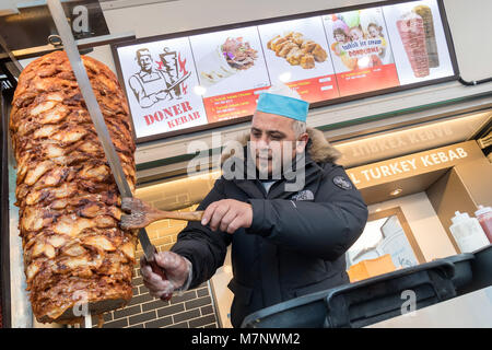 07 février 2018, la Corée du Sud, Pyeongchang : Jeux Olympiques : Un vendeur vend un aliment à doner kebap se tenir près de la sites olympiques. Photo : Peter Kneffel/dpa Banque D'Images