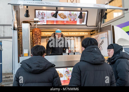 07 février 2018, la Corée du Sud, Pyeongchang : Jeux Olympiques : Un vendeur vend un aliment à doner kebap se tenir près de la sites olympiques. Photo : Peter Kneffel/dpa Banque D'Images