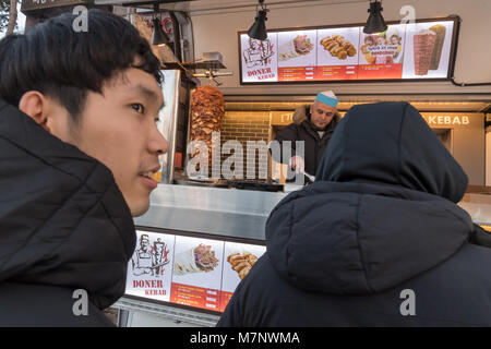 07 février 2018, la Corée du Sud, Pyeongchang : Jeux Olympiques : Un vendeur vend un aliment à doner kebap se tenir près de la sites olympiques. Photo : Peter Kneffel/dpa Banque D'Images