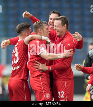 D jubilationtraube um Rouwen HENNINGS (D) après l'objectif seinem zum 0:1, de gauche à droite Niko GIESSELMANN (D), Rouwen HENNINGS (D), Robin BORMUTH (D) Fussball 2. Bundesliga, 26. Journée, MSV Duisburg (DU) - Fortuna Düsseldorf (D), am 11.03.2018 à Duisburg, Allemagne. Dans le monde d'utilisation | Banque D'Images