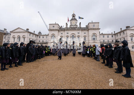 Londres, Royaume-Uni. 12 mars, 2018. 400 membres de la communauté chorale d'enfants accompagnés par l'Orchestre de la Coldstream Guards participer à un court programme de célébration musicale pour marquer le Jour du Commonwealth en 2018. Le chœur se produit à Horse Guards Parade et composé de l'école des enfants de 9 à 18 ans, à cette occasion, à partir de Londres, d'Essex et de Dorset, représentent tous les 53 pays du Commonwealth. Credit : Raymond Tang/Alamy Live News Banque D'Images