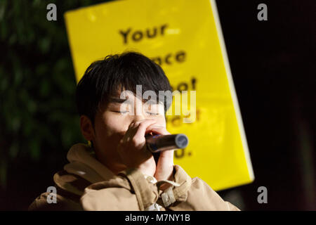 Aki Okuda, ancien membre fondateur du groupe de protestation des étudiants japonais d'action d'urgence aux étudiants pour la démocratie libérale (SEALDs), chants devant le bureau du Premier Ministre du Japon après le ministère des Finances a admis à la modification d'enregistrements reliant l'épouse du Premier Ministre, Akie, pour le scandale Moritomo Gakuen, le 12 mars 2018, Tokyo, Japon. Il a été révélé que Akie Abe's nom a été retiré de documents, portant sur le traitement spécial de Moritomo Gakuen. Le premier ministre Shinzo Abe a constamment nié que ni lui ni son épouse avait joué un rôle dans la vente de terres publiques fortement réduits à M Banque D'Images