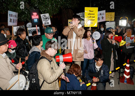 Aki Okuda, ancien membre fondateur du groupe de protestation des étudiants japonais d'action d'urgence aux étudiants pour la démocratie libérale (SEALDs), chants devant le bureau du Premier Ministre du Japon après le ministère des Finances a admis à la modification d'enregistrements reliant l'épouse du Premier Ministre, Akie, pour le scandale Moritomo Gakuen, le 12 mars 2018, Tokyo, Japon. Il a été révélé que Akie Abe's nom a été retiré de documents, portant sur le traitement spécial de Moritomo Gakuen. Le premier ministre Shinzo Abe a constamment nié que ni lui ni son épouse avait joué un rôle dans la vente de terres publiques fortement réduits à M Banque D'Images