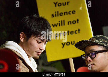 Aki Okuda (L), un ancien membre fondateur du groupe de protestation des étudiants japonais d'action d'urgence aux étudiants pour la démocratie libérale (SEALDs), assiste à une manifestation devant le bureau du Premier Ministre du Japon après le ministère des Finances a admis à la modification d'enregistrements reliant l'épouse du Premier Ministre, Akie, pour le scandale Moritomo Gakuen, le 12 mars 2018, Tokyo, Japon. Il a été révélé que Akie Abe's nom a été retiré de documents, portant sur le traitement spécial de Moritomo Gakuen. Le premier ministre Shinzo Abe a constamment nié que ni lui ni son épouse avait joué un rôle dans la vente d'une forte décote p Banque D'Images