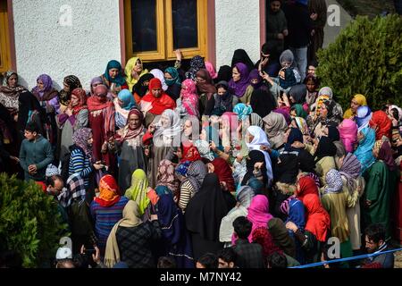 Srinagar, au Cachemire. 12 mars, 2018. Les femmes musulmanes cachemire crier des slogans pro- la liberté au cours de la procession funéraire de l'Eesa Fazili, un étudiant en ingénierie tourné à Srinagar, militant du Cachemire indien. Au milieu des affrontements, des milliers de personnes ont participé dans les derniers sacrements de l'Eesa Fazili, un étudiant en ingénierie tourné militant. Jésus n'a été tué dans une fusillade brève le long avec deux associés dans Hakoora Kashmirâ sud du village, district d'Anantnag plus tôt aujourd'hui. Credit : ZUMA Press, Inc./Alamy Live News Banque D'Images