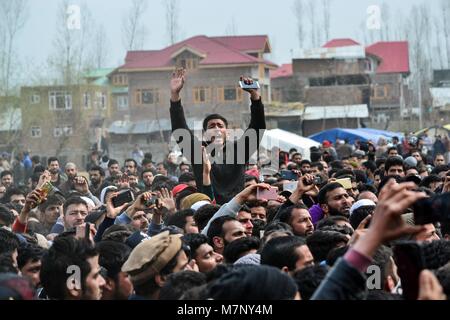 Srinagar, au Cachemire. 12 mars, 2018. Un homme Cachemire crier des slogans pro-.libre au cours de la procession funéraire de l'Eesa Fazili, un étudiant en ingénierie tourné à Srinagar, militant du Cachemire indien. Au milieu des affrontements, des milliers de personnes ont participé dans les derniers sacrements de l'Eesa Fazili, un étudiant en ingénierie tourné militant. Jésus n'a été tué dans une fusillade brève le long avec deux associés dans Hakoora Kashmirâ sud du village, district d'Anantnag plus tôt aujourd'hui. Credit : ZUMA Press, Inc./Alamy Live News Banque D'Images