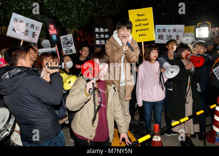 Aki Okuda (C), un ancien membre fondateur du groupe de protestation des étudiants japonais d'action d'urgence aux étudiants pour la démocratie libérale (SEALDs), chants devant le bureau du Premier Ministre du Japon après le ministère des Finances a admis à la modification d'enregistrements reliant l'épouse du Premier Ministre, Akie, pour le scandale Moritomo Gakuen, le 12 mars 2018, Tokyo, Japon. Il a été révélé que Akie Abe's nom a été retiré de documents, portant sur le traitement spécial de Moritomo Gakuen. Le premier ministre Shinzo Abe a constamment nié que ni lui ni son épouse avait joué un rôle dans la vente de terres publiques fortement réduits Banque D'Images