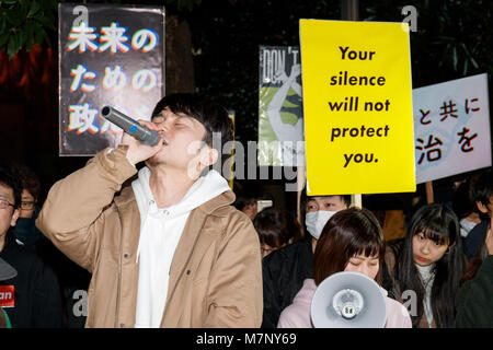 Aki Okuda, ancien membre fondateur du groupe de protestation des étudiants japonais d'action d'urgence aux étudiants pour la démocratie libérale (SEALDs), chants devant le bureau du Premier Ministre du Japon après le ministère des Finances a admis à la modification d'enregistrements reliant l'épouse du Premier Ministre, Akie, pour le scandale Moritomo Gakuen, le 12 mars 2018, Tokyo, Japon. Il a été révélé que Akie Abe's nom a été retiré de documents, portant sur le traitement spécial de Moritomo Gakuen. Le premier ministre Shinzo Abe a constamment nié que ni lui ni son épouse avait joué un rôle dans la vente de terres publiques fortement réduits à M Banque D'Images