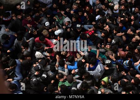 Srinagar, au Cachemire. 12 mars, 2018. Porter le deuil du cachemire corps d'Eesa Fazili, un étudiant en ingénierie tourné durant son militant procession funéraire à Srinagar, Cachemire sous administration indienne. Au milieu des affrontements, des milliers de personnes ont participé dans les derniers sacrements de l'Eesa Fazili, un étudiant en ingénierie tourné militant. Jésus n'a été tué dans une fusillade brève le long avec deux associés dans Hakoora Kashmirâ sud du village, district d'Anantnag plus tôt aujourd'hui. Credit : ZUMA Press, Inc./Alamy Live News Banque D'Images