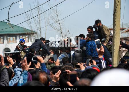 Srinagar, au Cachemire. 12 mars, 2018. Les gens portent cadavre d'Eesa Fazili, un étudiant en ingénierie tourné durant son militant procession funéraire à Srinagar, Cachemire sous administration indienne. Au milieu des affrontements, des milliers de personnes ont participé dans les derniers sacrements de l'Eesa Fazili, un étudiant en ingénierie tourné militant. Jésus n'a été tué dans une fusillade brève le long avec deux associés dans Hakoora Kashmirâ sud du village, district d'Anantnag plus tôt aujourd'hui. Credit : ZUMA Press, Inc./Alamy Live News Banque D'Images