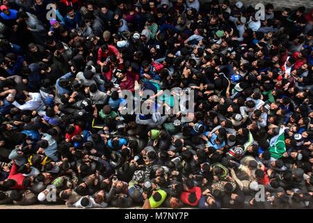 Srinagar, au Cachemire. 12 mars, 2018. Les gens portent cadavre d'Eesa Fazili, un étudiant en ingénierie tourné durant son militant procession funéraire à Srinagar, Cachemire sous administration indienne. Au milieu des affrontements, des milliers de personnes ont participé dans les derniers sacrements de l'Eesa Fazili, un étudiant en ingénierie tourné militant. Jésus n'a été tué dans une fusillade brève le long avec deux associés dans Hakoora Kashmirâ sud du village, district d'Anantnag plus tôt aujourd'hui. Credit : ZUMA Press, Inc./Alamy Live News Banque D'Images