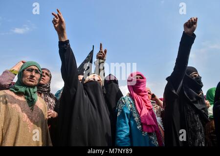 Srinagar, au Cachemire. 12 mars, 2018. Les femmes musulmanes cachemire crier des slogans pro- la liberté au cours de la procession funéraire de l'Eesa Fazili, un étudiant en ingénierie tourné à Srinagar, militant du Cachemire indien. Au milieu des affrontements, des milliers de personnes ont participé dans les derniers sacrements de l'Eesa Fazili, un étudiant en ingénierie tourné militant. Jésus n'a été tué dans une fusillade brève le long avec deux associés dans Hakoora Kashmirâ sud du village, district d'Anantnag plus tôt aujourd'hui. Les gens ont défié les restrictions et s'est précipité à Soura, à participer à des prières funéraires des tués militant. Credit : ZUMA Press, Inc./A Banque D'Images