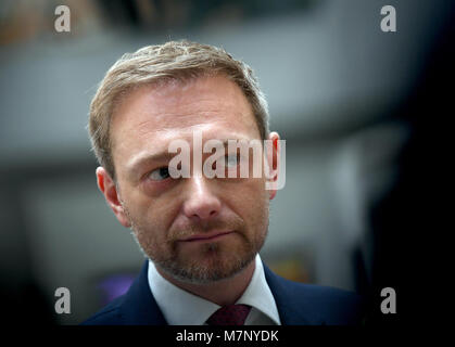 12 mars 2018, Allemagne, Berlin : Christian Lindner, président du Parti libéral démocrate (FDP), parle à des journalistes sur la signature de l'accord de grande coalition par le Parti social-démocrate (SPD), l'Union chrétienne-démocrate (CDU) et l'Union chrétienne-sociale (CSU). Photo : Britta Pedersen/dpa-Zentralbild/dpa Banque D'Images