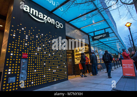 Seattle, Washington, USA - 21 février 2018 Amazon Rendez-épicerie qui n'exige aucun départ et aucune ligne n'a ouvert cette première boutique en 2018 près de th Banque D'Images