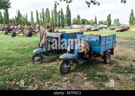 Ant de scooter. Vieux scooter soviétique sur trois roues avec un panier. Scooter tricycle cargo soviétique Muravey Ant Banque D'Images