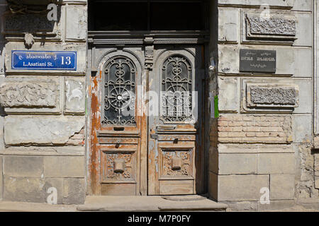 Entrée ornée d'ancien bâtiment en pierre sur la rue Asatiani Lado, Tbilissi, Géorgie Banque D'Images