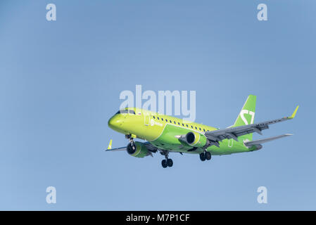 Novosibirsk, Russie - le 14 février 2018 : Embraer 170-100SU 50-2106-BYA S7 Airlines avant d'atterrir à l'aéroport international Tolmachevo. Banque D'Images