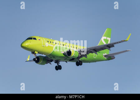 Novosibirsk, Russie - le 14 février 2018 : Embraer 170-100SU 50-2106-BYA S7 Airlines avant d'atterrir à l'aéroport international Tolmachevo. Banque D'Images