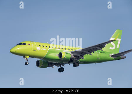 Novosibirsk, Russie - le 14 février 2018 : Embraer 170-100SU 50-2106-BYA S7 Airlines avant d'atterrir à l'aéroport international Tolmachevo. Banque D'Images