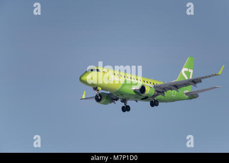 Novosibirsk, Russie - le 14 février 2018 : Embraer 170-100SU 50-2106-BYA S7 Airlines avant d'atterrir à l'aéroport international Tolmachevo. Banque D'Images