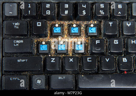 Close up sur un clavier d'ordinateur en quelques touches enlevées, le nettoyage qui a recueilli en vertu debri. touches claviers peuvent être colmatées avec de la nourriture par Banque D'Images