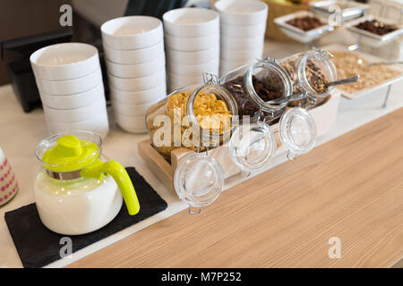 Hôtel buffet avec museli dans un bocal en verre, les raisins secs et les flocons de maïs Banque D'Images