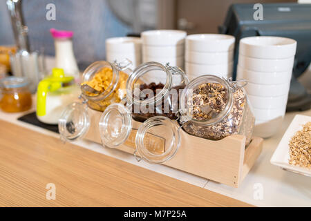 Hôtel buffet avec museli dans un bocal en verre, les raisins secs et les flocons de maïs Banque D'Images