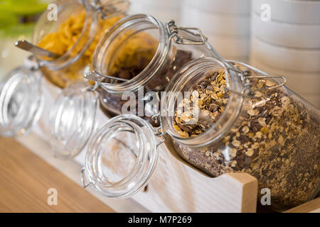 Hôtel buffet avec museli dans un bocal en verre, les raisins secs et les flocons de maïs Banque D'Images