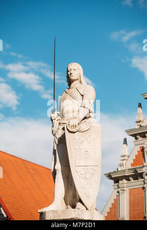 Statue de Roland à la place de l'hôtel de ville sur fond de ciel bleu à Riga, Lettonie. Célèbre Monument. L'architecture ancienne. Destination de voyage Banque D'Images
