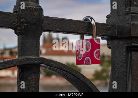 L'amour se bloque sur un rail à Prague dans l'arrière-plan, le château de Prague est defoccused Banque D'Images