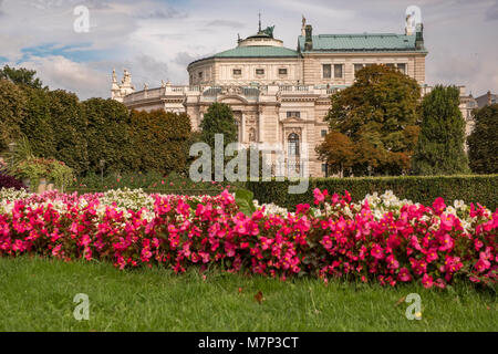 Fleurs en vienne Volksgarten. Le Burgtheater est vu dans l'arrière-plan Banque D'Images