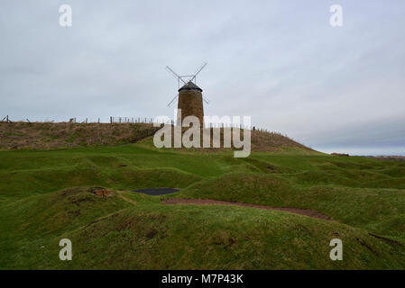 Le vieux moulin à St Monans sur la côte de Fife, qui utilisé pour pomper l'eau de mer dans les salines de séchage local en premier plan et sur la plage b Banque D'Images