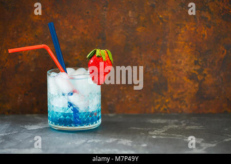 Blue Lagoon Cocktail sur le fond sombre pour les parties, des vacances. Banque D'Images