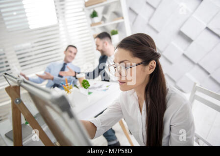Femelle concentré sur son projet de travail de l'architecte Banque D'Images