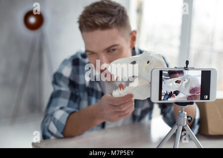 Blogueur professionnel réalisation d'une vidéo sur les dinosaures Banque D'Images