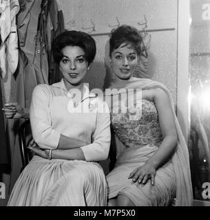 Joan Collins, Hollywood a décrit comme la plus belle fille dans le monde, est photographié avec sa sœur Jackie, dans Jackie's dressing à l'Hippodrome de Manchester. 27 novembre 1958. Banque D'Images