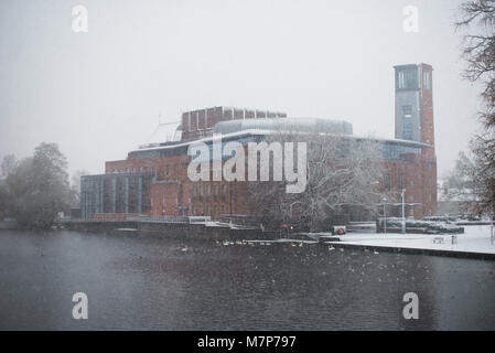 Royal Shakespeare Theatre de Stratford-upon-Avon recouverts de neige en blizzard Banque D'Images