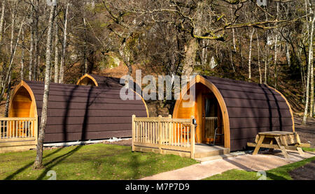 Du côté du Loch Eco Lodge (POD), Loch Katrine, Trossachs, l'Écosse. Banque D'Images