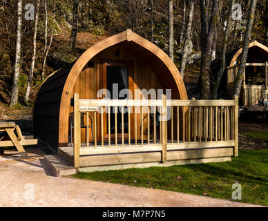 Du côté du Loch Eco Lodge (POD), Loch Katrine, Trossachs, l'Écosse. Banque D'Images