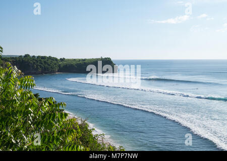 Vue depuis les falaises de la plage de Balangan, Bali Indonésie Banque D'Images
