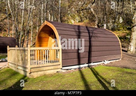 Du côté du Loch Eco Lodge (POD), Loch Katrine, Trossachs, l'Écosse. Banque D'Images