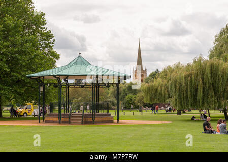 Un temps d'été sur le stand de la bande vide en public Recreation Ground park dans Stratford sur Avon avec la flèche de l'église Holy Trinity à l'arrière Banque D'Images