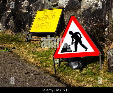 Travaux routiers triangulaire de l'avant panneau d'avertissement, de l'Écosse. Banque D'Images